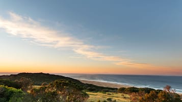 Praia particular, espreguiçadeiras, guarda-sóis, toalhas de praia