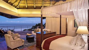 Suite de lujo, vista a la playa | Ropa de cama hipoalergénica, camas Select Comfort y minibar