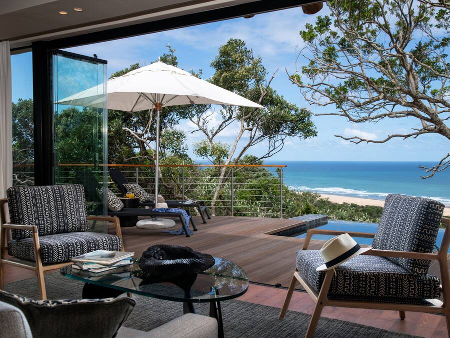 Deluxe Suite | Living area | 32-inch flat-screen TV with satellite channels, TV, DVD player