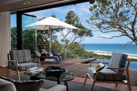 Deluxe Suite | Living area | 32-inch flat-screen TV with satellite channels, TV, DVD player. Oceana Beach and Wildlife Reserve