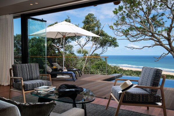 Deluxe Suite | Living area - Oceana Beach and Wildlife Reserve (Seafield)