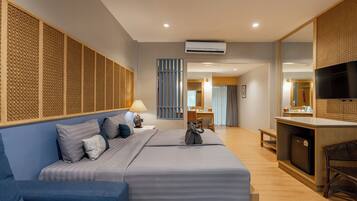 Habitación superior | Minibar, caja fuerte, escritorio y cortinas opacas