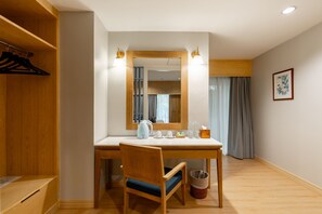 Superior Room | Minibar, in-room safe, desk, blackout drapes