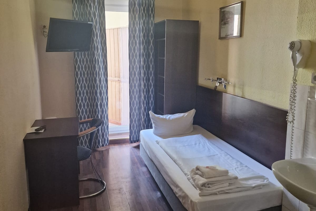Single Room, Shared Bathroom | Hypo-allergenic bedding, desk, free cots/infant beds, free WiFi