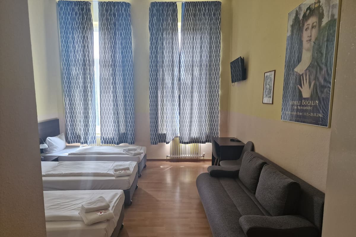 Quadruple Room | Hypo-allergenic bedding, desk, free cots/infant beds, free WiFi