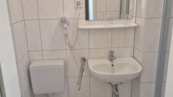 Habitación con 1 cama doble o 2 individuales | Baño | Artículos de higiene personal gratuitos, secador de pelo y toallas