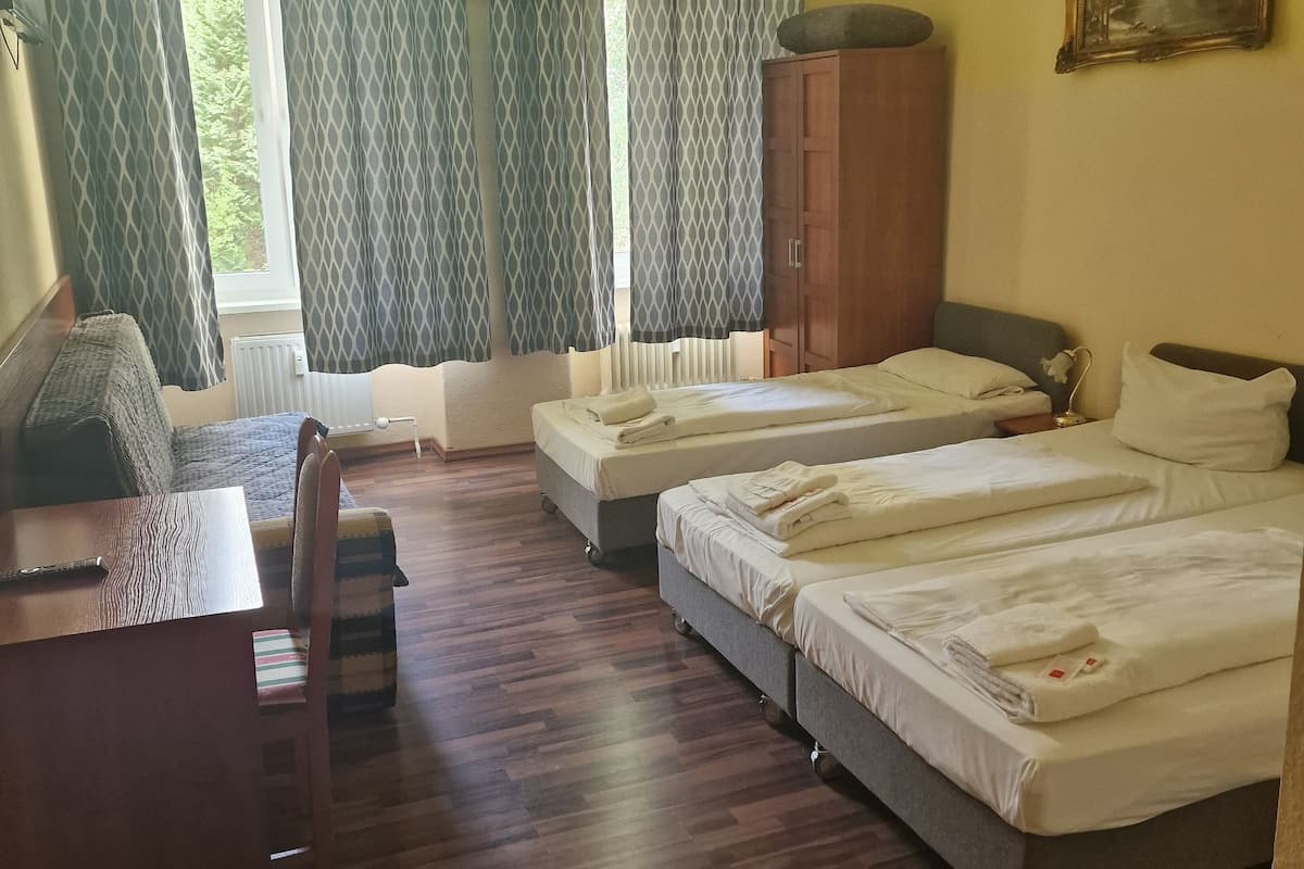 Triple Room | Hypo-allergenic bedding, desk, free cots/infant beds, free WiFi