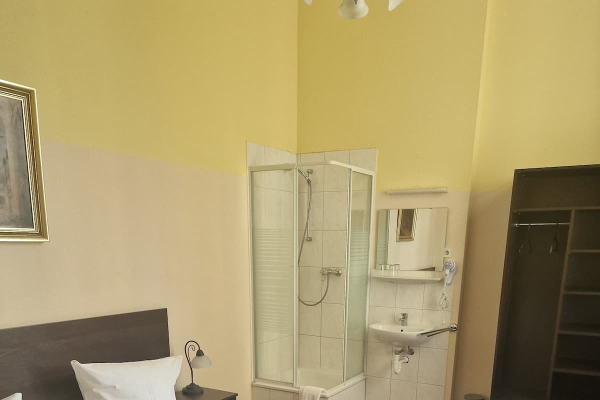 Double or Twin Room, Shared Bathroom | Hypo-allergenic bedding, desk, free cots/infant beds, free WiFi