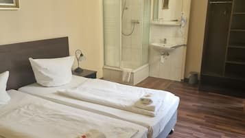 Habitación con 1 cama doble o 2 individuales, baño compartido | Ropa de cama hipoalergénica, escritorio, cunas gratuitas y wifi gratis