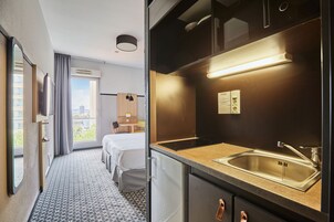 Studio Standard (2 People) | Coin cuisine privé | Réfrigérateur, micro-ondes, plaque de cuisson, lave-vaisselle