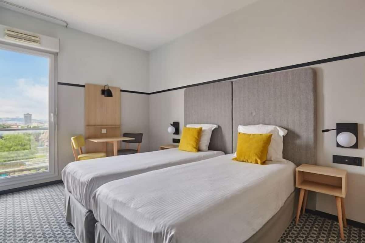1 slaapkamer, een bureau, geluiddichte muren