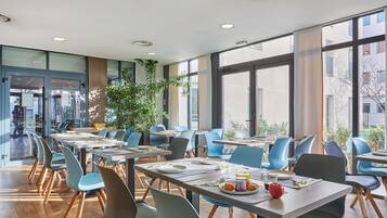 Sarapan prasmanan setiap hari (EUR 18 per orang)