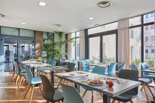 Petit déjeuner buffet (18 EUR par personne)