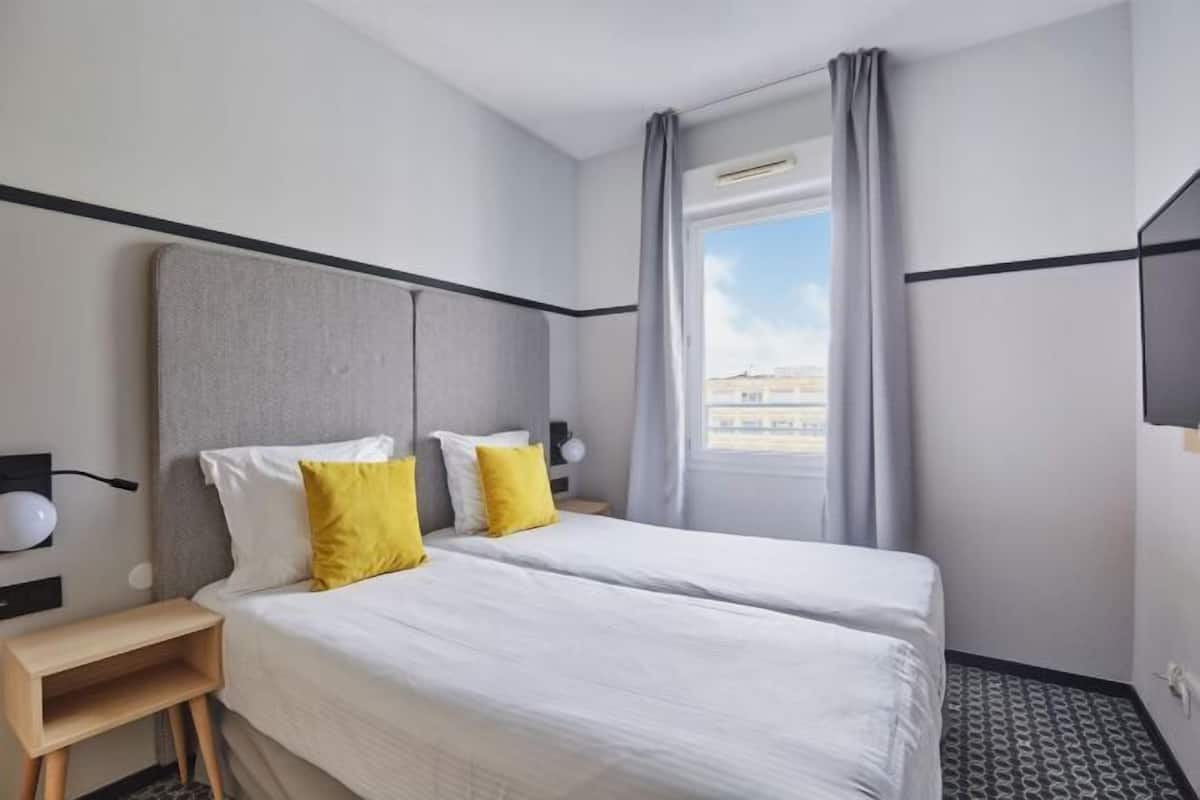 Bureau, chambres insonorisées, fer et planche à repasser, Wi-Fi gratuit