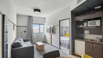 1 habitaciĂłn, escritorio y sistema de insonorizaciĂłn