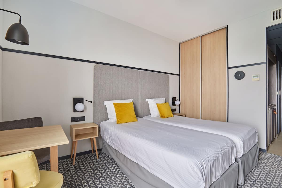 Bureau, chambres insonorisées, fer et planche à repasser