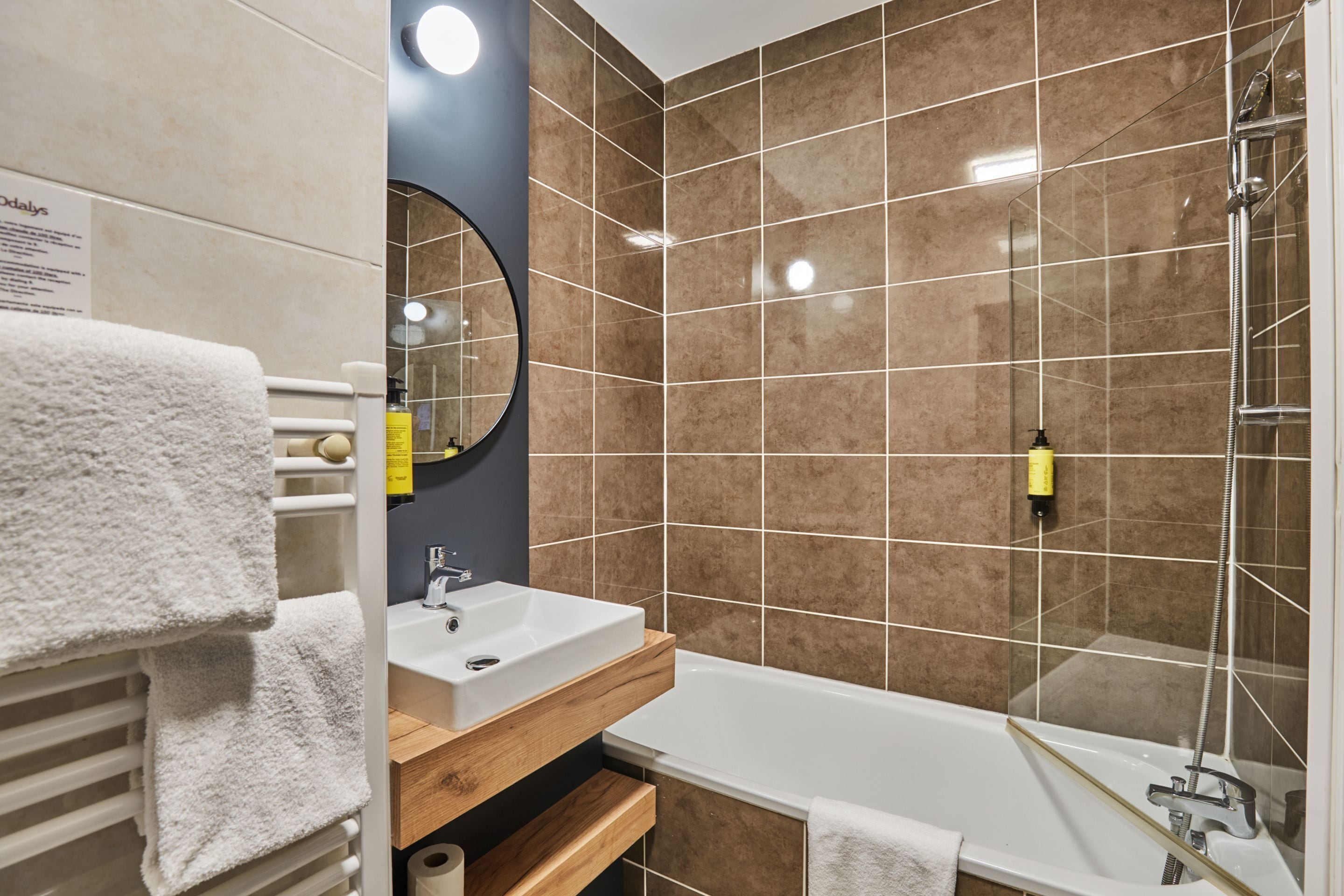 Un baño moderno con bañera, lavamanos y ducha.