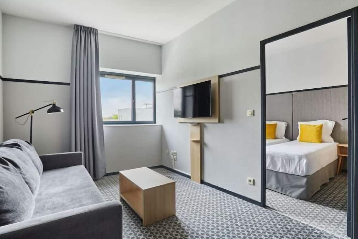 1 slaapkamer, een bureau, geluiddichte muren