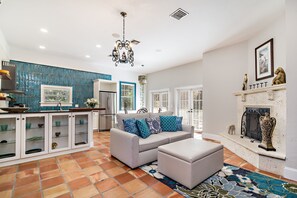 Superior Apartment | Premium bedding, individually decorated, individually furnished, desk - Grandview Gardens (West Palm Beach)