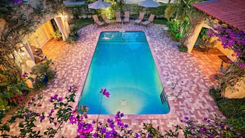 Piscine extérieure, chaises longues