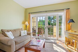 Classic Room | Premium bedding, individually decorated, individually furnished, desk - Grandview Gardens (West Palm Beach)