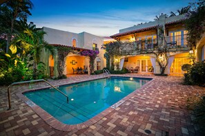 Outdoor pool, pool loungers - Grandview Gardens (West Palm Beach)