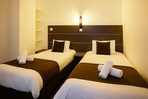 Toetasjes familieleilighet (for 2 adults and 2 children) | Skrivebord, blendingsgardiner, lydisolert og strykejern/-brett