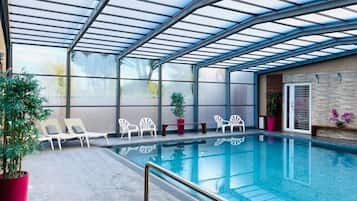 Piscine couverte, piscine extérieure, chaises longues