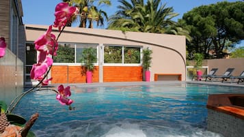 Una piscina techada, una piscina al aire libre