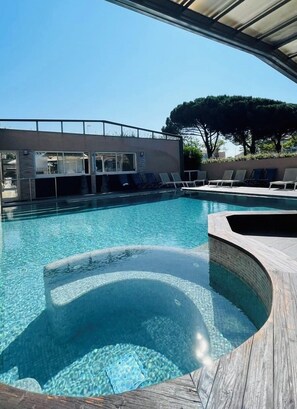 Innendørsbasseng, utendørsbasseng og solsenger