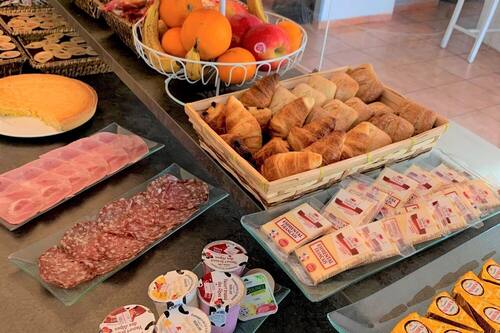 Tägliches Frühstücksbuffet gegen Gebühr