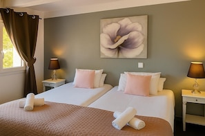 Suite, Connecting Rooms
