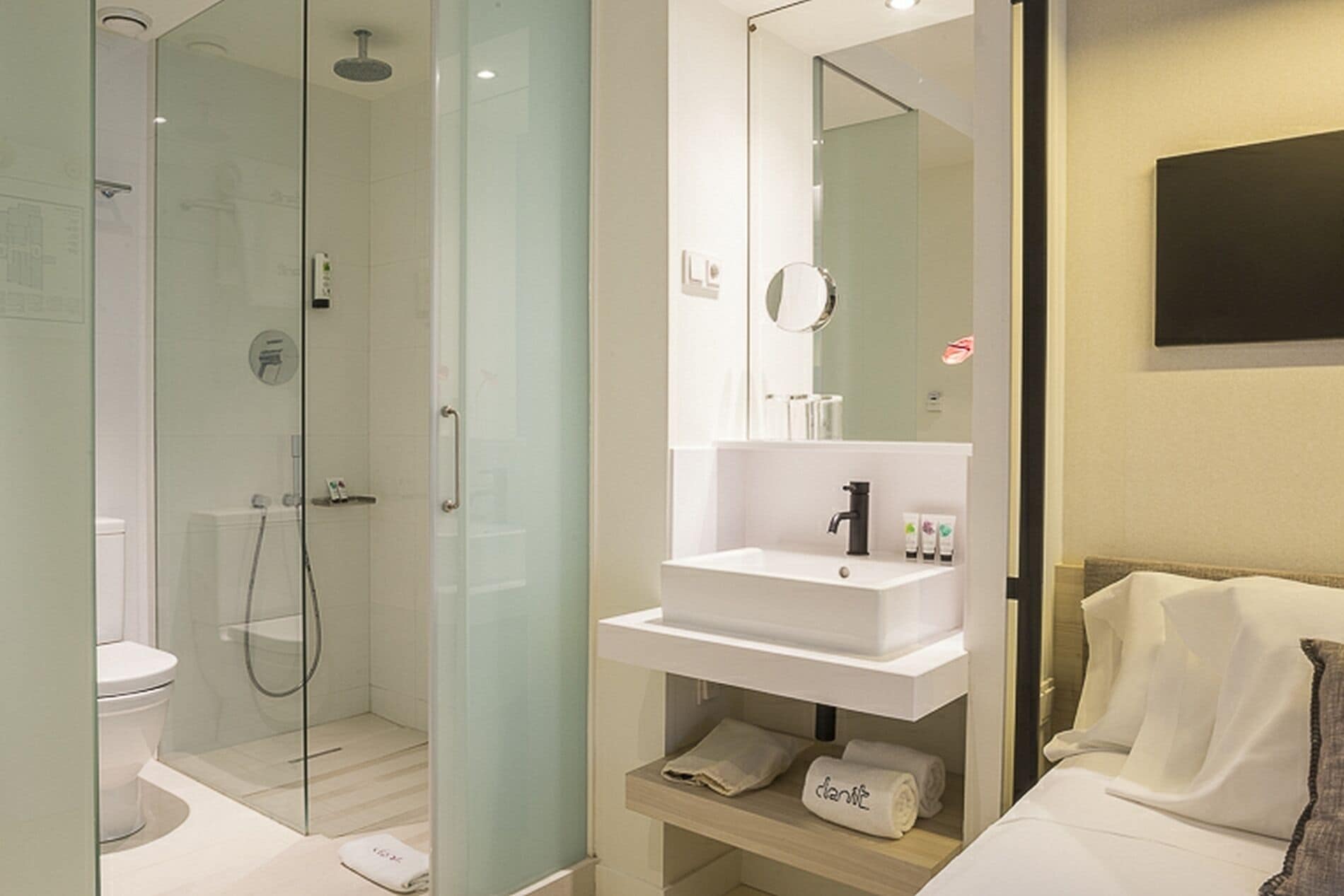 cosy room | bathroom | shower, hair dryer, towels