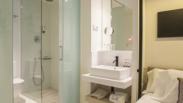 Cosy Room | Badkamer | Een douche, een haardroger, handdoeken