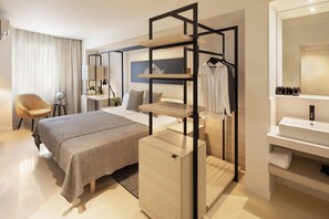 Superior Plus Room | 客房內保險箱、書桌、免費無線上網、床單