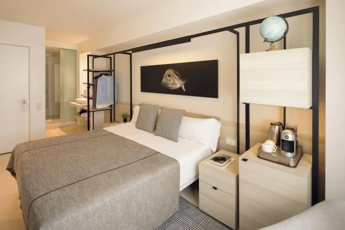 In-room safe, desk, WiFi (free), bed sheets