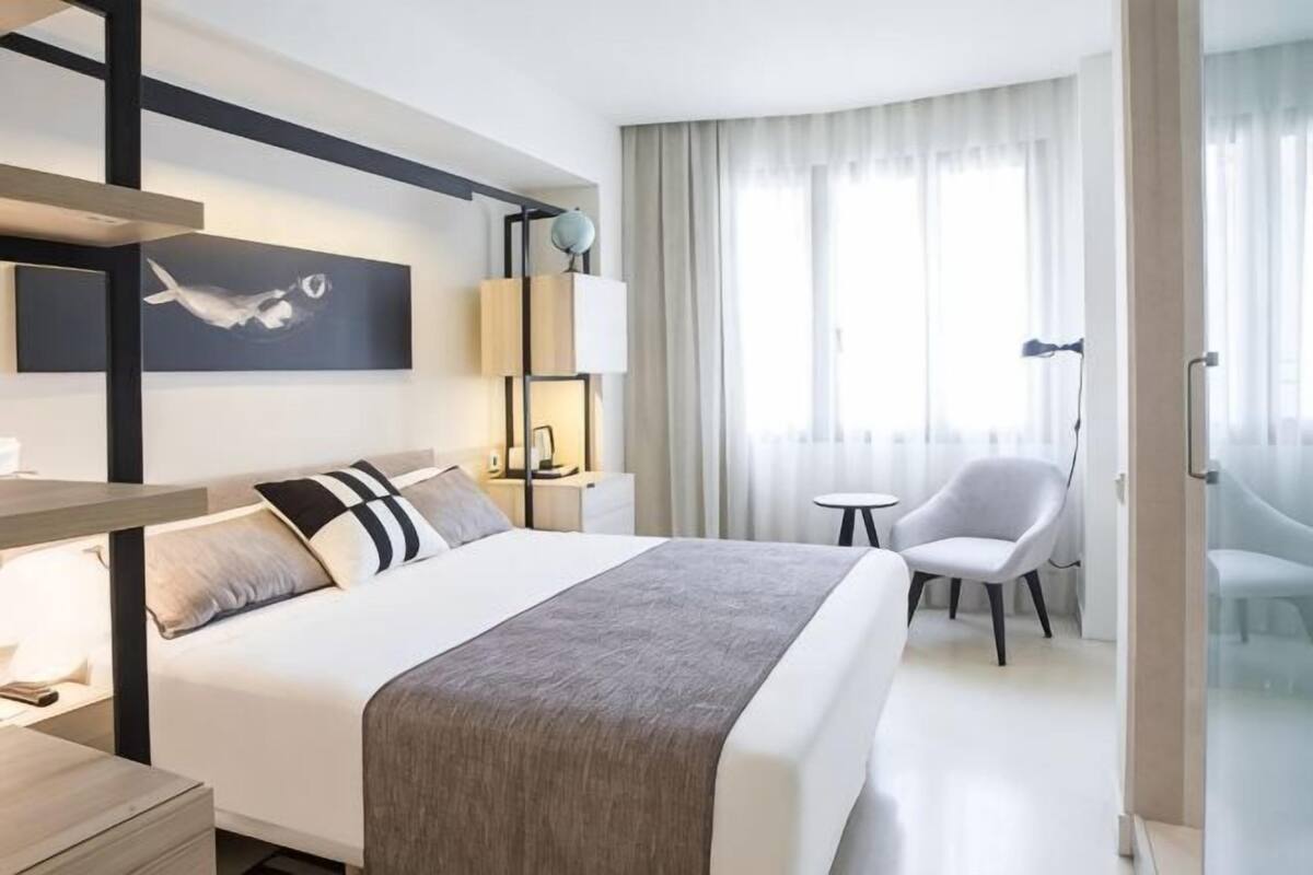 In-room safe, desk, WiFi (free), bed sheets