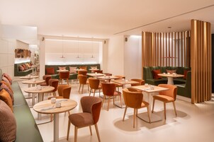 Desayuno continental diario (EUR 14 por persona)