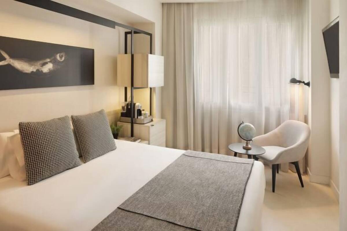 In-room safe, desk, WiFi (free), bed sheets