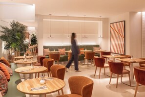 Daily continental breakfast for a fee - Hotel Denit Barcelona (Barcelona)