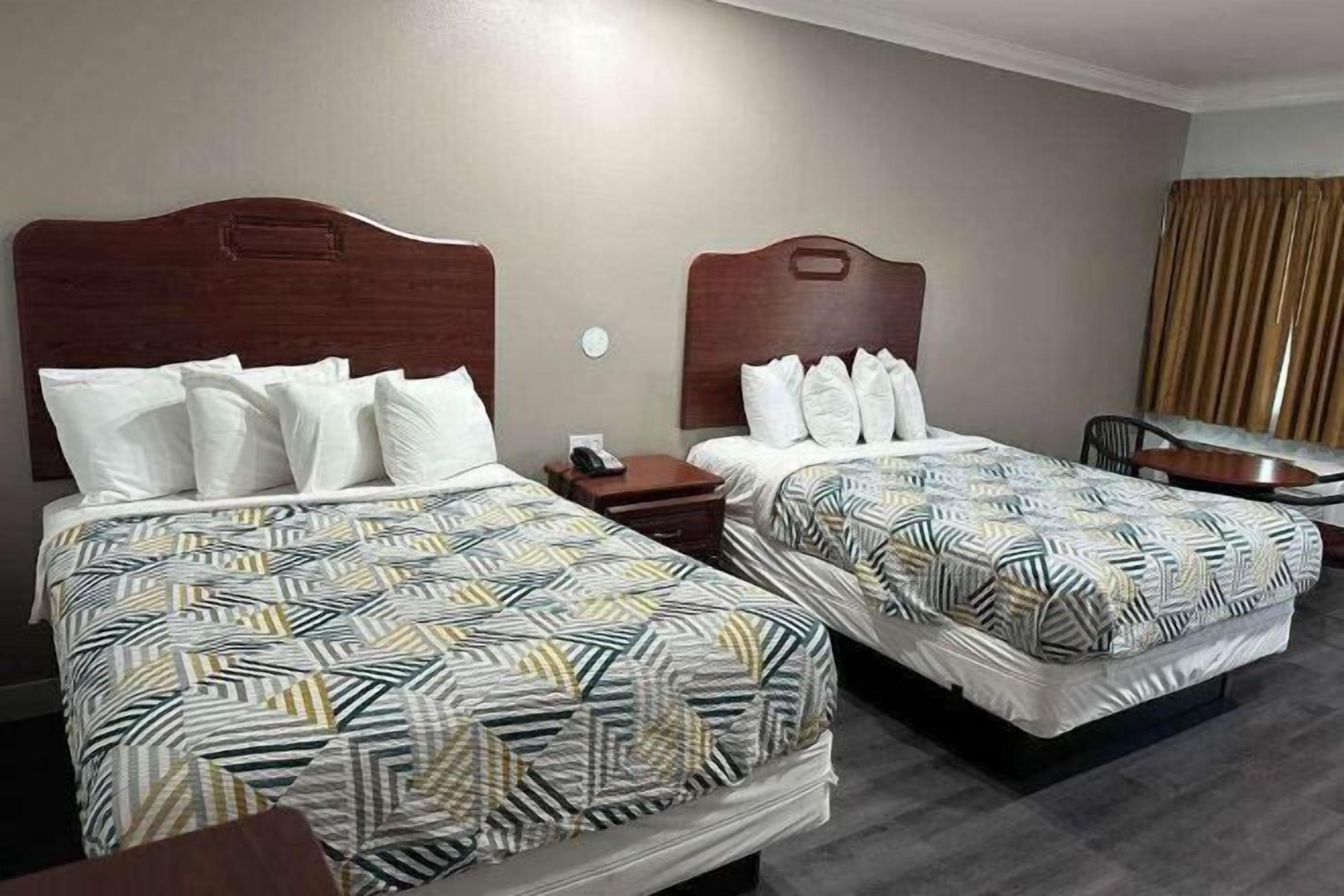 デスク、アイロン / アイロン台、WiFi (無料)、ベッドシーツ