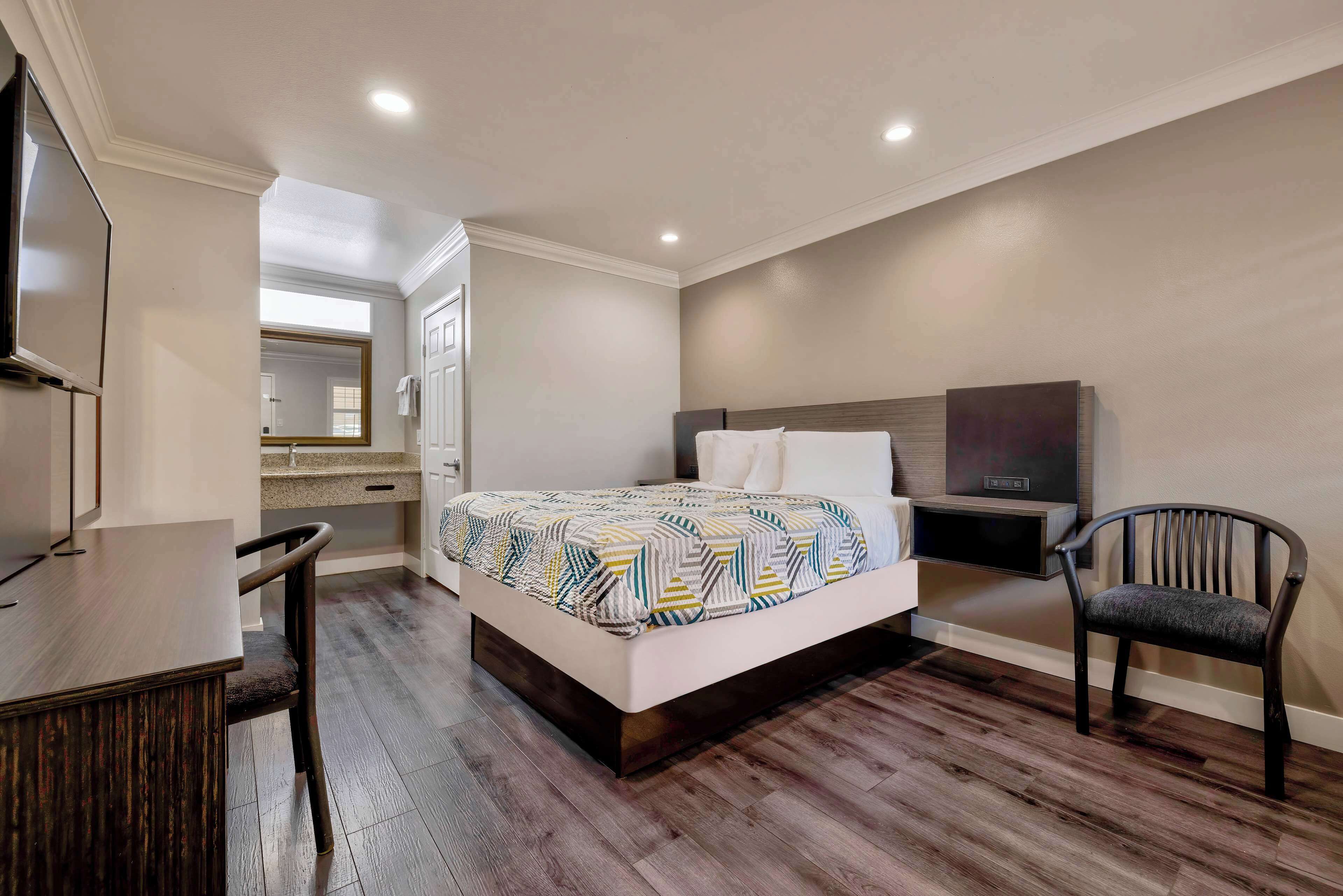 مكتب ومكواة/لوح كي وواي فاي مجانًا وملاءات أسرّة