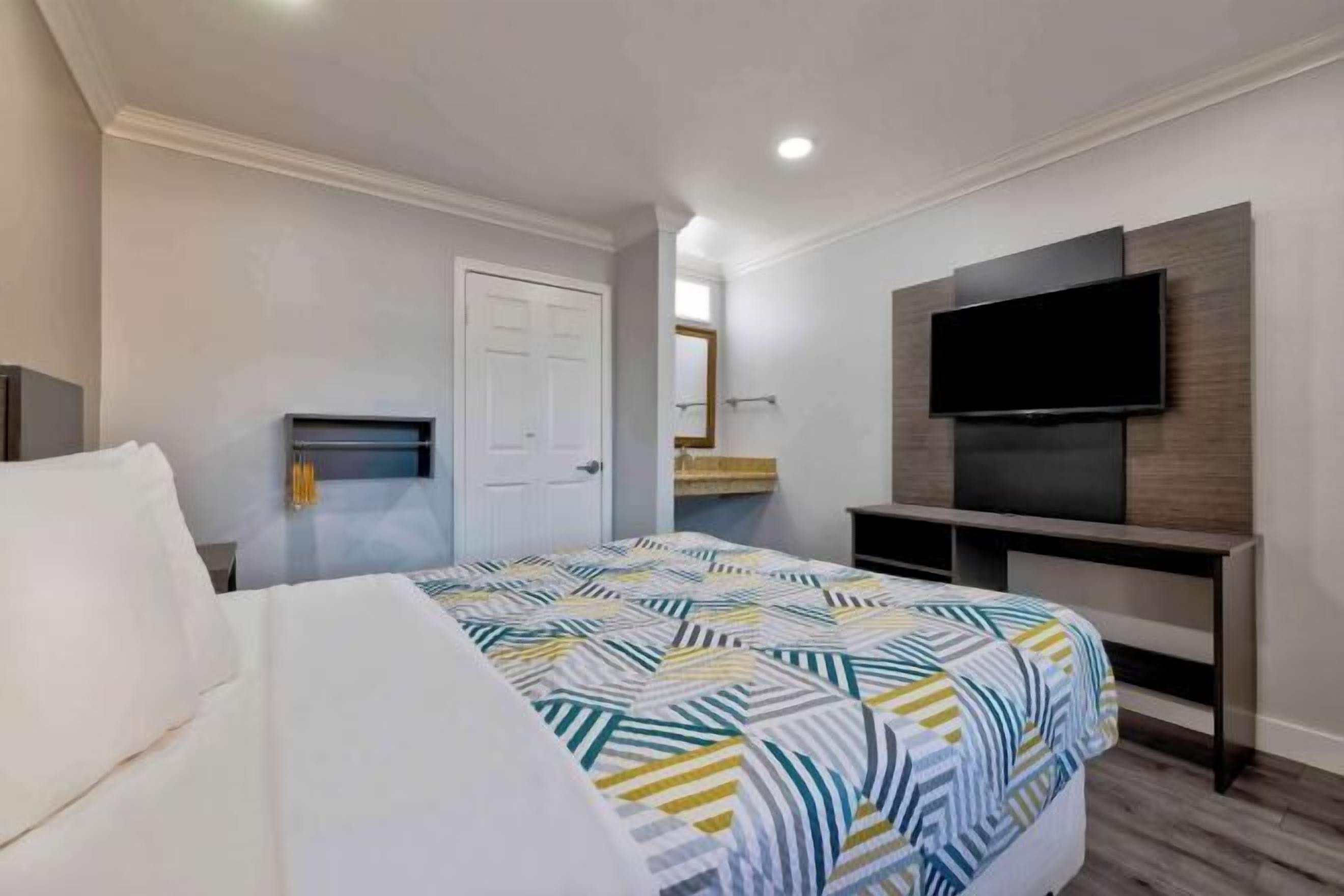 デスク、アイロン / アイロン台、WiFi (無料)、ベッドシーツ