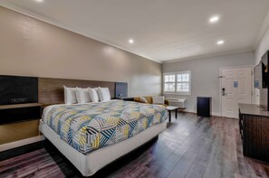 Suite Deluxe, 1 cama King size, para no fumadores, refrigerador y microondas | Escritorio, tabla de planchar con plancha, wifi gratis y ropa de cama 