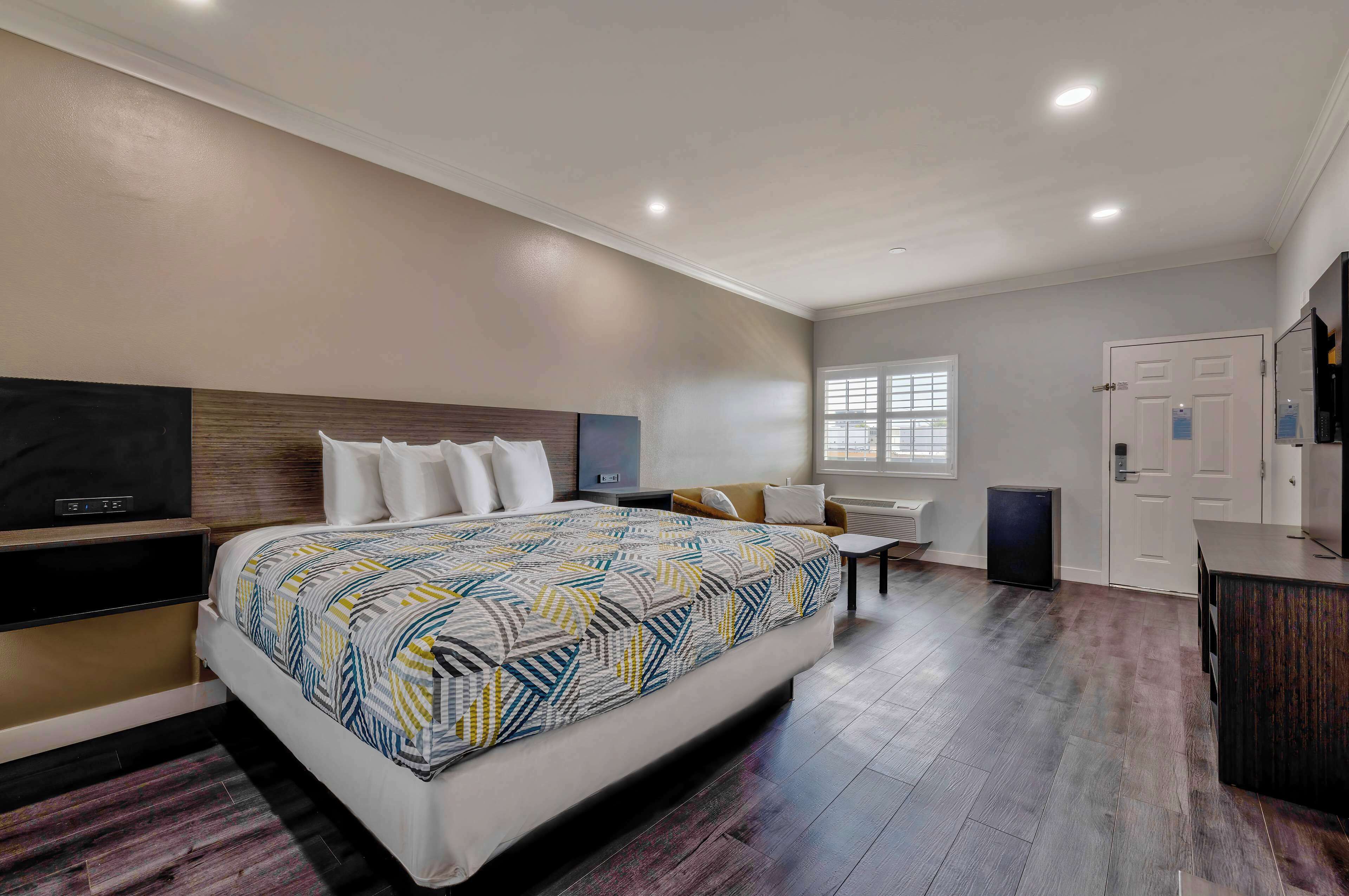 华丽套房, 1 张特大床, 无烟房, 冰箱和微波炉 | 办公桌、熨斗/熨衣板、免费 WiFi、床单