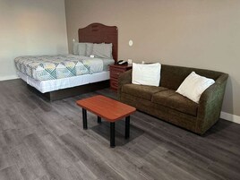 Escritorio, tabla de planchar con plancha, wifi gratis y ropa de cama 