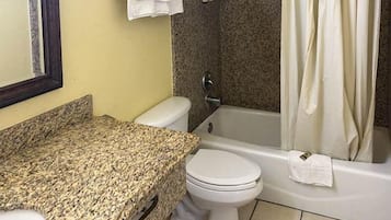 Combined shower/tub, free toiletries, towels