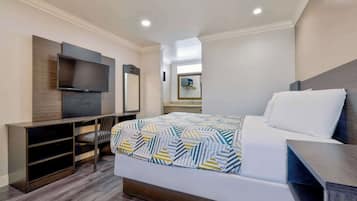 Suite Deluxe, 1 cama King size, para no fumadores, refrigerador y microondas | Escritorio, tabla de planchar con plancha, wifi gratis y ropa de cama