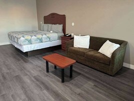 Escritorio, tabla de planchar con plancha, wifi gratis y ropa de cama