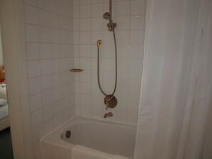 Deep-soaking bathtub - Hotel Bellevue Schmölln (Schmölln)